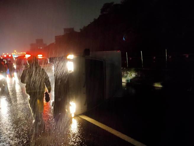 台62线往瑞芳方向，一名陈姓男子驾车不明原因自撞护栏。（翻摄照片／陈彩玲基隆传真）