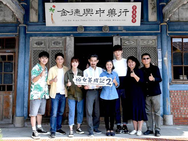 《俗女養成記2》導演及主演們在台南金德興中藥行合體受訪。（華視提供）
