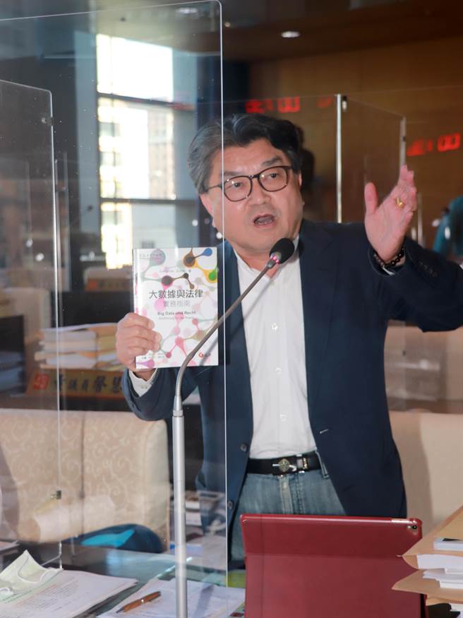 市议员李中7日在第四次定期会第十次会议上提议，要求法制局与相关局处研议，制订大数据保存与应用自治条例。（陈世宗摄）