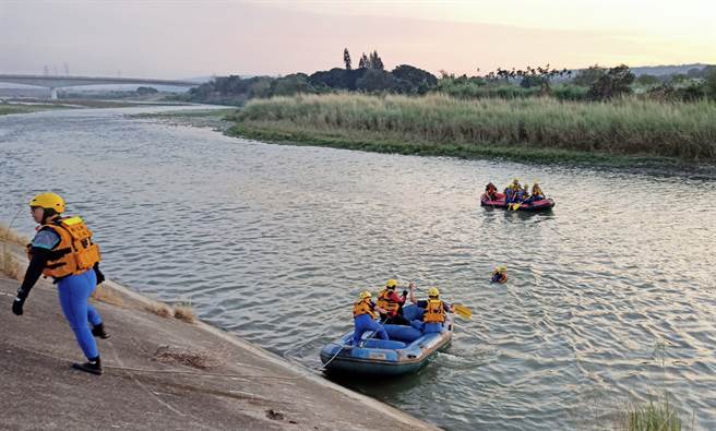 台中市乌日区溪尾里与彰化芬园交界处的猫罗溪，7日传出3名钓客落水，1人自行上岸， 1人寻获无生命徵象，消防人员驾驶船艇，沿下游方向继续寻找另一名失踪者。（台中市消防局提供/黄国峰台中传真）