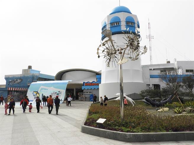 梧栖渔港提供各地民眾购买新鲜鱼货及观赏落日余晖的好去处。（陈世宗摄）