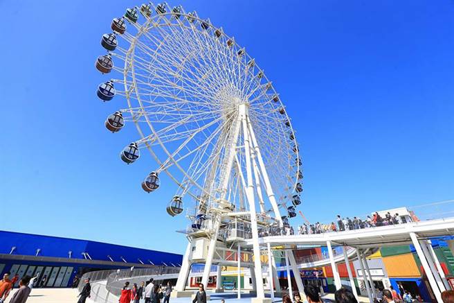 三井outlet拥有搭配港口设计的货柜市集、海港码头等特色元素，并有超过170家国内外知名品牌进驻。（陈世宗摄）