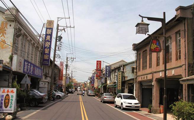 来到梧栖老街感受百年岁月激盪的歷史云烟；没有叫卖市集、没有拥塞观光人潮有种寂寥之感，那是繁华过后的素静，歷史沉淀后的沧桑！（陈世宗摄）