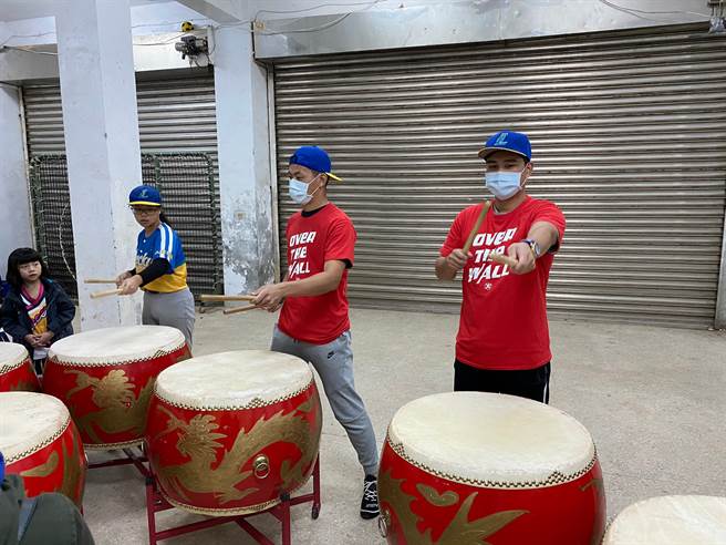 中職球員林祖傑（右1）、戴培峰（右）指導基隆家扶小朋友打棒球，並且嘗試敲打戰鼓。（基隆家扶提供／廖德修台北傳真）