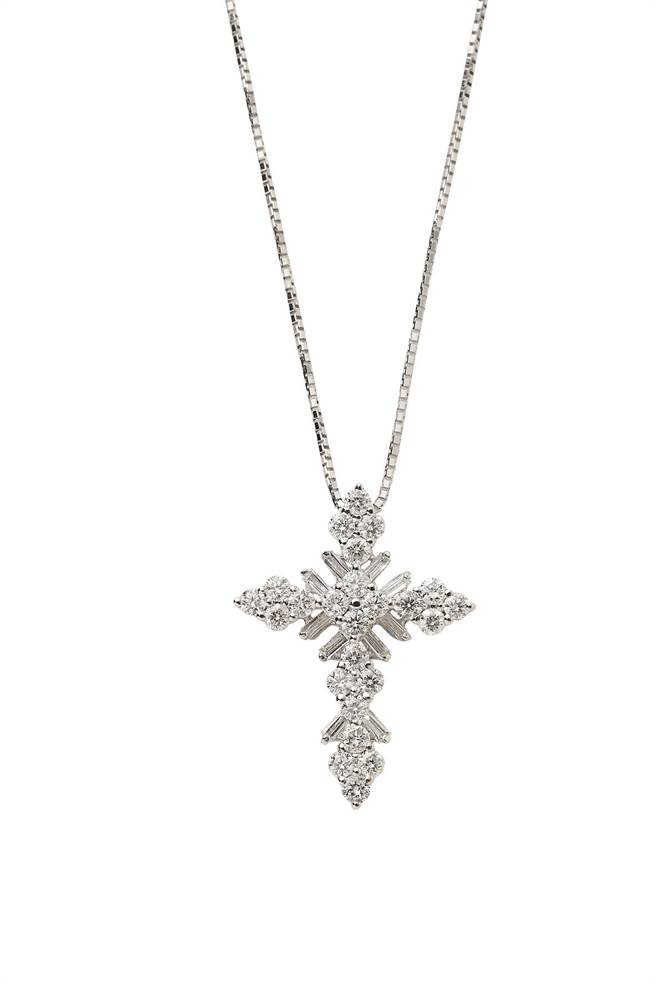 大葉高島屋的新豐珠寶華麗十字架美鑽墜（不含鍊），原價9萬6000元，特價4萬8000元。（大葉高島屋提供）