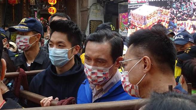 Former President Ma Ying-jeou and legislator Jiang Wanan participated in the detour of the Qingshan Palace.  (Image / Photo from this newspaper)