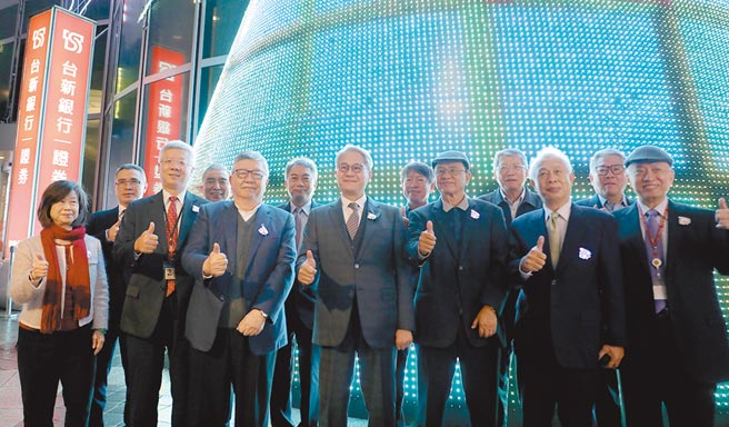 台新金控4日举办「2020台新金控圣诞祭」点灯活动，由董事长吴东亮（中）与台新董监事共同点亮台北市仁爱圆环最美圣诞树。图／台新金控提供