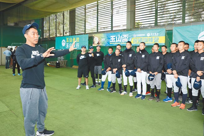 前旅美好手郭泓志（左）擔任「2020玉山盃投捕訓練營」教練，親身指導45位青棒選手球技。圖／玉山銀行提供