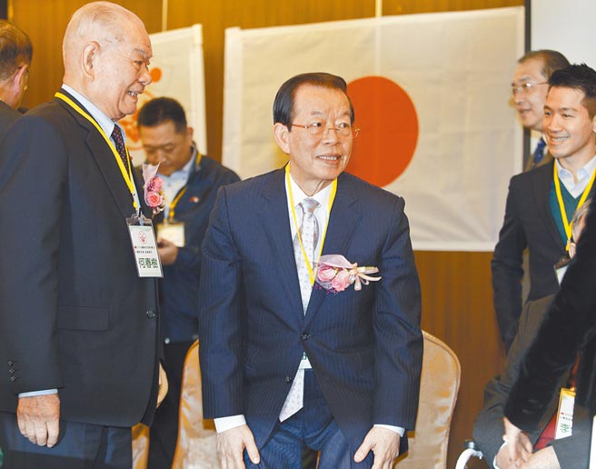 驻日代表谢长廷（中）到底该顾虑台湾人感受？或日本政治家脸色呢？（张铠乙摄）