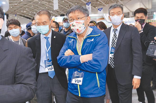 台北市长柯文哲（中）6日参观台湾医疗科技展表示，北市有3层防疫战略，发生逃逸移工事件属于第2层，若无法快速找到人，才会启动不准聚餐等大规模社区管制。（黄世麒摄）