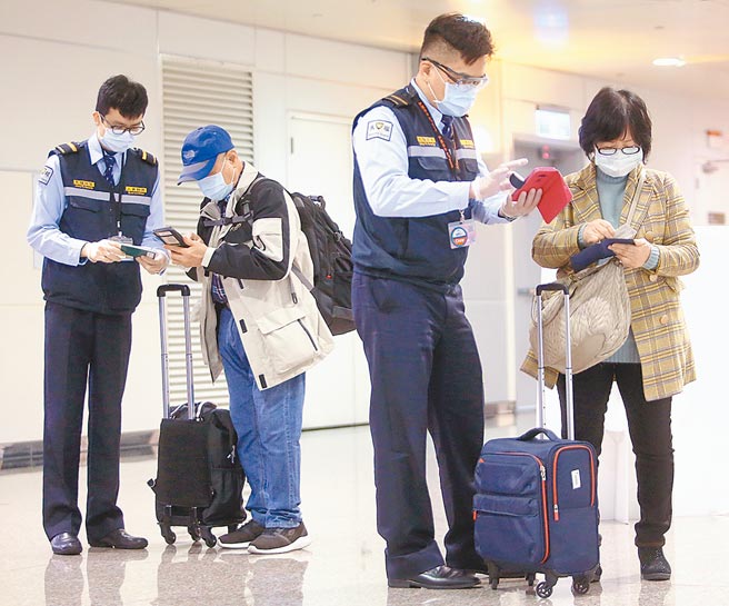 桃园机场入境管制区内，检疫人员正在协助旅客上网填写健康声明资料。（本报资料照片）