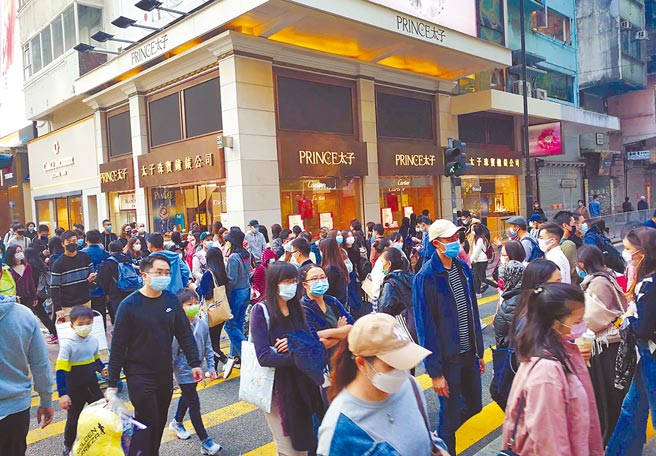 周日的香港铜锣湾人群络绎不绝。香港新增95宗新冠病毒确诊个案，8宗是外地输入病例，其余87宗本地个案中，有36宗源头不明。（中新社）