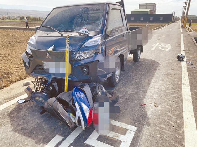 陈姓老翁与廖姓妻子骑乘的机车撞上小货车后，机车卡在货车车前下方，两人则被喷飞后掉落一旁水沟。（民眾提供／林欣仪台中传真）