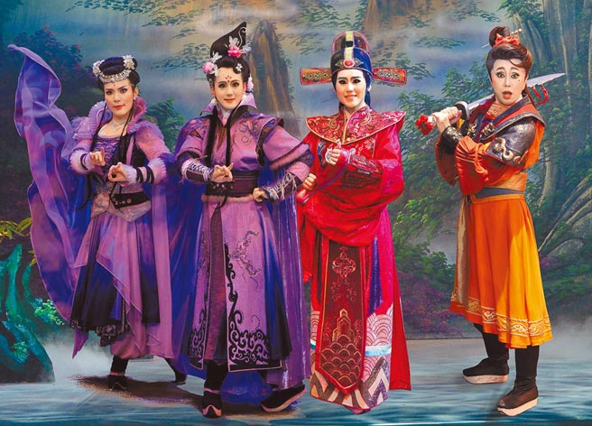 大地华园剧团团长陈昭婷（左二）及新锐演员吴米娜（左一）分别饰演大猫、小猫两姊妹，宛如东方猫女惩恶扬善。（明华园总团提供）