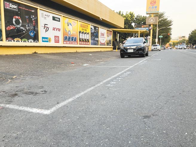 驾驶汽车出门在外，路边停车格是驾驶人最方便的合法停等区域，高雄全市共有5万1000多格的路边停车格，数量在六都仅次于台北市。（洪浩轩摄）