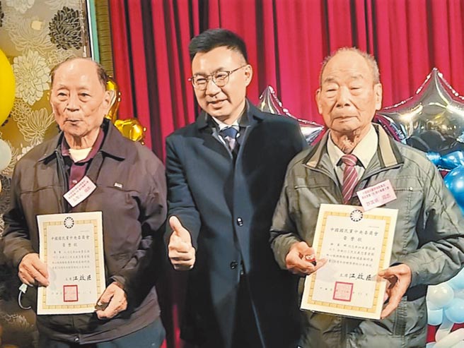國民黨126周年黨慶，主席江啟臣表揚70年資深黨員高聖人（左）、許其明（右）。（陳可文攝）