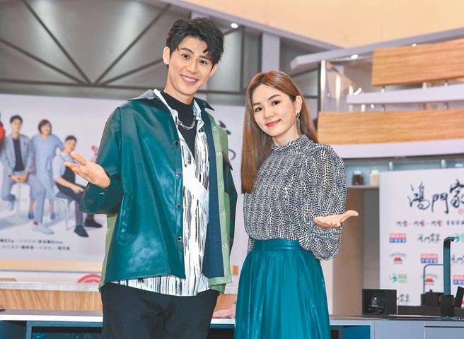 Ella（右）、李玉玺昨主持卫视中文台《鸿门家宴》曝近况。（粘耿豪摄）