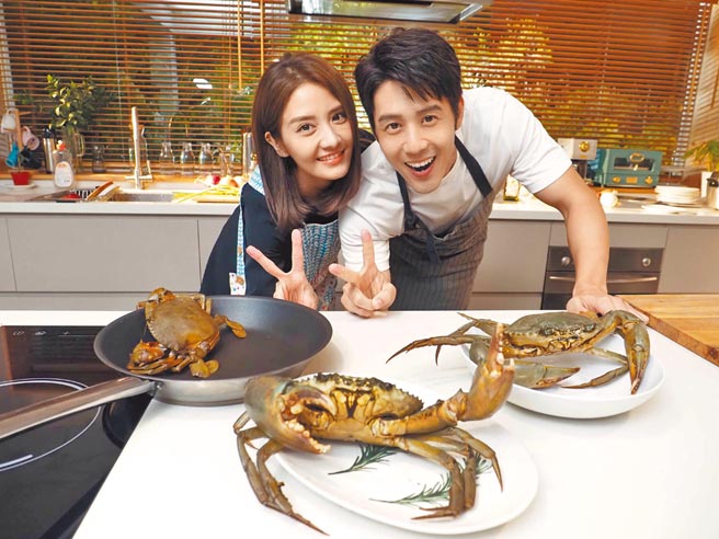 胡宇威（右）拍摄〈好好〉MV，在花容失色的李宣榕面前徒手抓螃蟹。（福茂唱片提供）