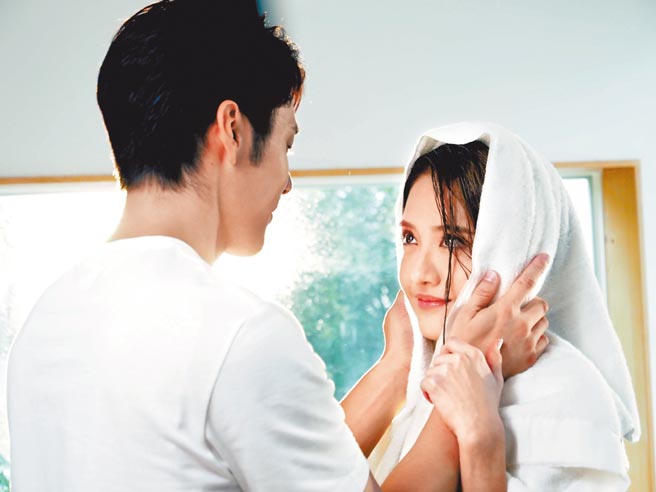 李宣榕（右）和胡宇威在〈好好〉MV中，展开唯美浪漫爱情故事。（福茂唱片提供）