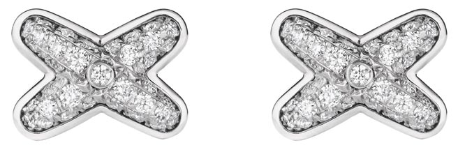 CHAUMET的Jeux de Liens白K金耳环，6万3000元。（CHAUMET提供）