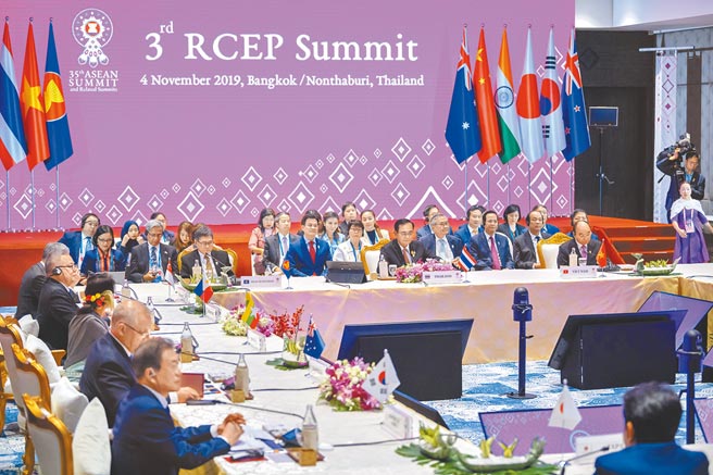 台商应及早评估RCEP衝击与因应之道。图为第三次RCEP领导人会议在泰国曼谷举行。（新华社）