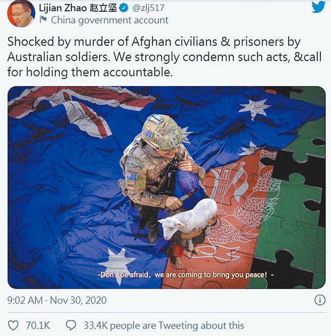 呼應澳軍日前坦承的屠殺行為，趙立堅在推特貼出一名澳洲士兵手持短刀，蹲在一名抱著羔羊的孩童身後，兩人腳下分別有澳洲和阿富汗國旗。（截圖自趙立堅推特）