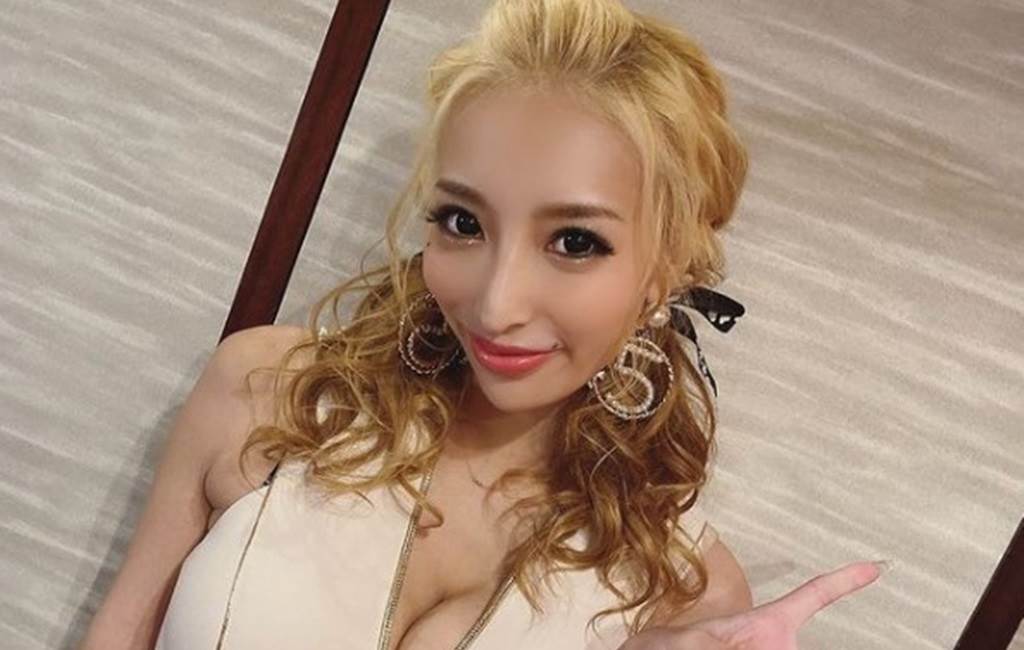 巨乳媽愛上詐騙集團 昔嫁地產大亨不滿錢花不夠帶球休夫 娛樂 中時新聞網