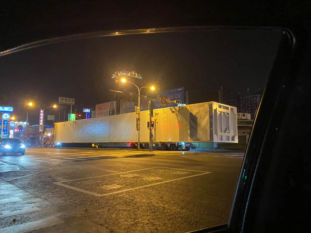 今台南市區清晨驚見長逾50公尺白色貨櫃，令不少台南人看傻眼。（圖／翻攝自台南爆料公社）