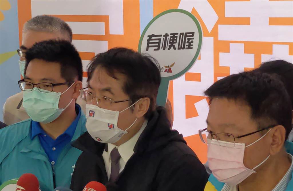 台南市長黃偉哲上午對中天電視關台在即表示看法。（莊曜聰攝）
