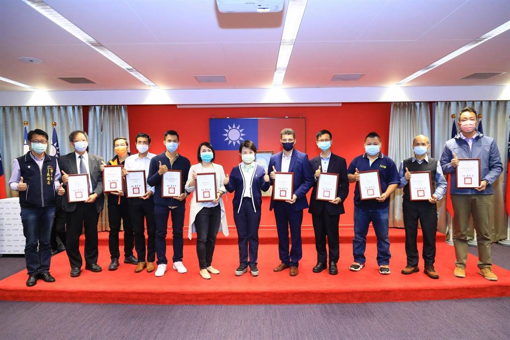 台中市政府勞工局8日於市政會議舉行「身障友善企業職場」表揚活動，共15家企業單位獲獎。（盧金足攝）
