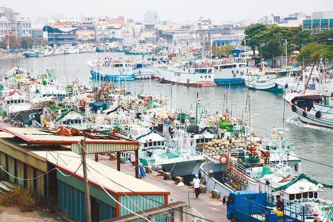 全球疫情持续发烧中，主攻外销的远洋渔业严重受挫。（谢佳潾摄）