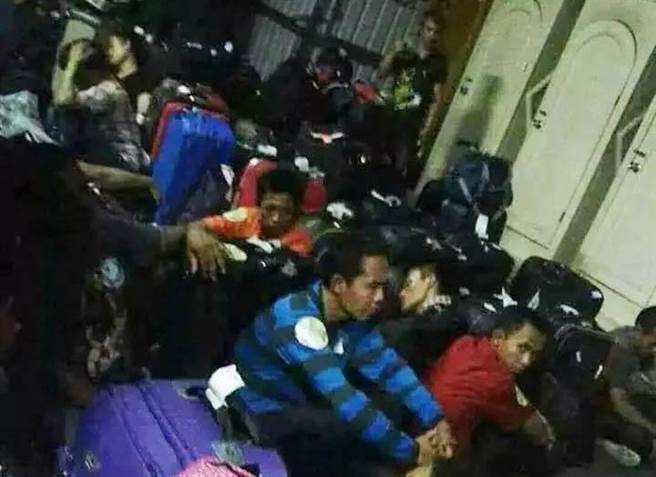 移工擠在狹小空間內。（圖／取自陳學聖臉書）