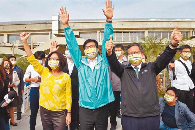 桃園市長鄭文燦（右）4日下午到高雄市參訪亞洲新灣區和了解高雄市有關5GAIoT的布局，高雄市長陳其邁（中）和鄭文燦搭遊艇，一覽整個亞灣區及港區活化亮眼成果。（圖／本報系資料照）