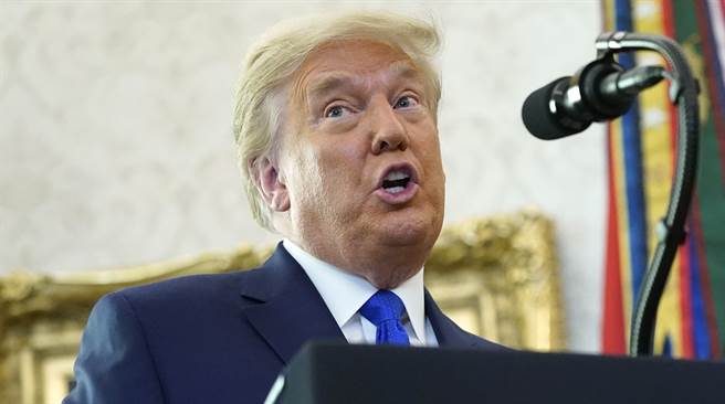 美国总统川普12月7日在白宫椭圆形办公室发表谈话的神情。（美联社）