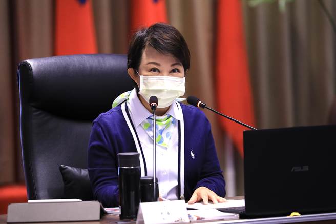 台中市长卢秀燕表示，双十公车绑卡服务，全市近100个据点不会在31日就关门，这些据点都是常设性服务，方便民眾来绑卡。（卢金足摄）