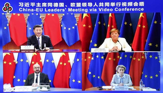 大陆学者论欧式大国联美抗中平衡术逻辑与风险。图为2020年9月14日中国国家主席习近平（左上）在北京与欧盟轮值主席国德国总理梅克尔、欧洲理事会主席米歇尔、欧盟委员会主席冯德莱恩视频会议。（新华社）