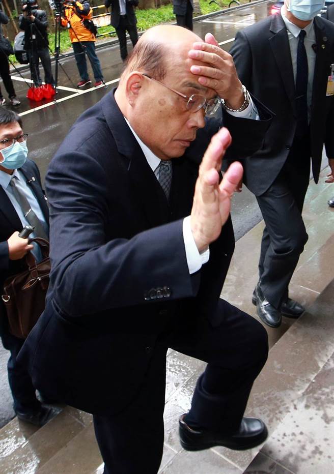 行政院长苏贞昌（见图）8日出席立法院备询，下车时，一手向媒体打招呼，一手擦拭头上的雨水；会前媒体询问，立委爆料行政院长苏贞昌，曾在2017年一场屏东同乡会的致词中，脱稿痛骂总统蔡英文长达半小时，苏表示「蔡总统领导国家，现在无话不谈、彼此信任，很多不必要的这些重伤没有意义，也无效。」（陈信翰摄）