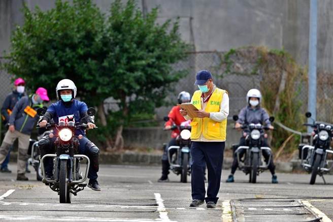 骑乘循环檔重型机车考者。（图／林务局提供）
