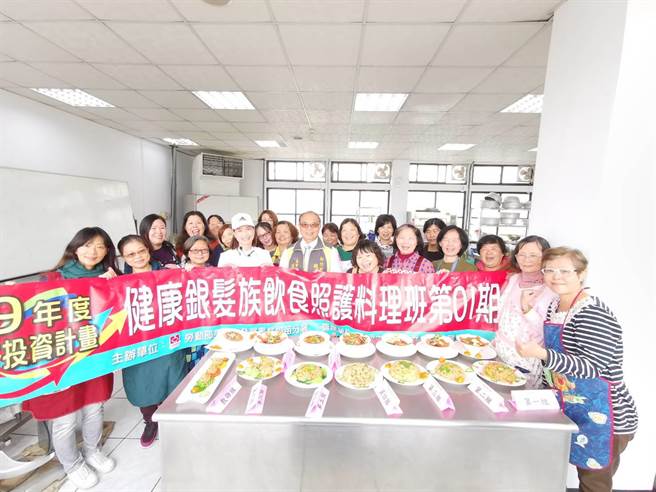 新竹市健康银髮族饮食照顾料理班近日结业，23位学员们习得独力完成银髮族健康的料理制作，让有志学习第2专长者也能达成转职或创业的技能。（陈育贤摄）