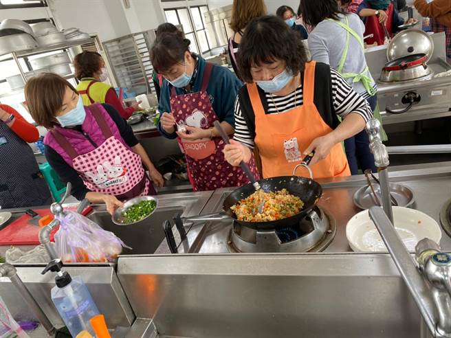 新竹市健康银髮族饮食照顾料理班近日结业，23位学员们习得独力完成银髮族健康的料理制作，让有志学习第2专长者也能达成转职或创业的技能。（陈育贤摄）