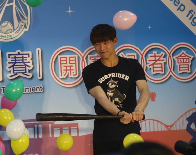 罗德队投手陈冠宇返台参加新北富邦U18邀请赛记者会。（李弘斌摄）