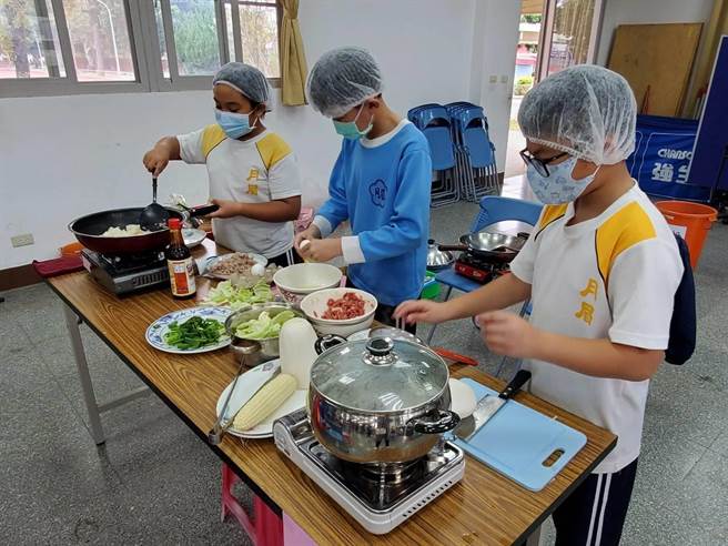 台中市教育局舉辦料理小達人觀摩賽，16所國中、小學童較勁廚藝。（台中市教育局提供／王文吉台中傳真）