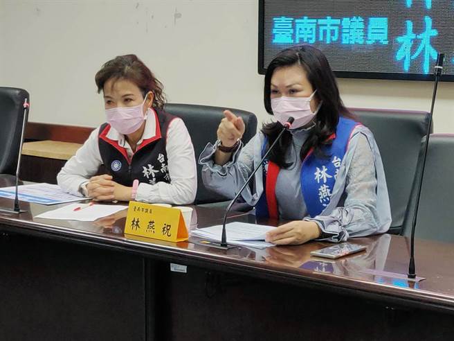 台南市议员林燕祝（右）、林美燕（左）痛批，24小时无人情趣用品店已进驻学校附近却无人管理。（洪荣志摄）