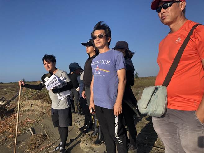 魏德圣与剧组团队实地勘景。（米仓影业提供）