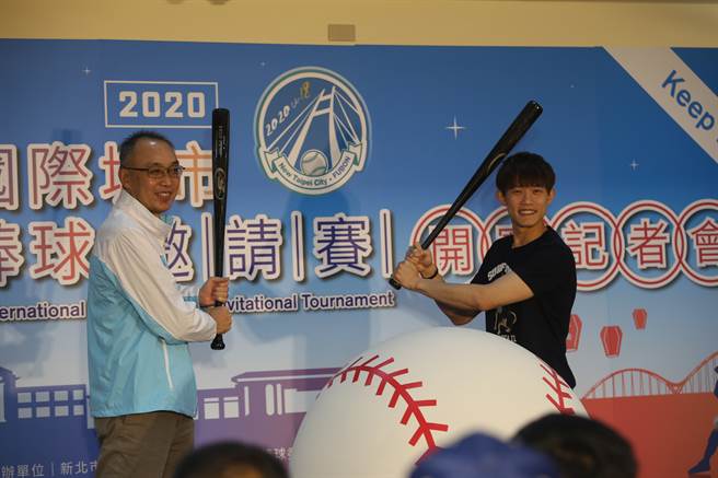 陈冠宇参加新北富邦国际城市U18棒球邀请赛开赛记者会。（李弘斌摄）