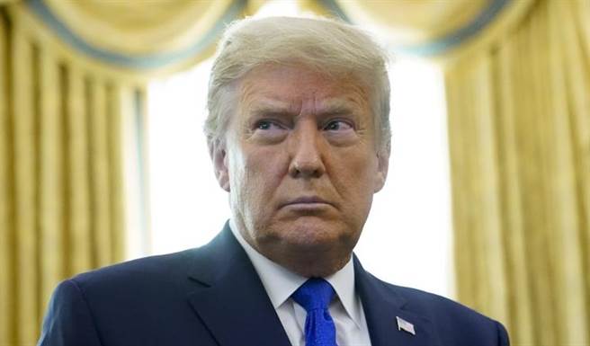 美国总统川普12月7日在白宫椭圆形办公室准备颁发「总统自由奖章」（Presidential Medal of Freedom）的神情。（美联社）