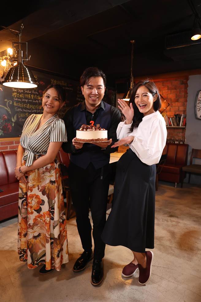 Janet与监制Estella为作品宣传。（E!Studio艺镜到底提供）