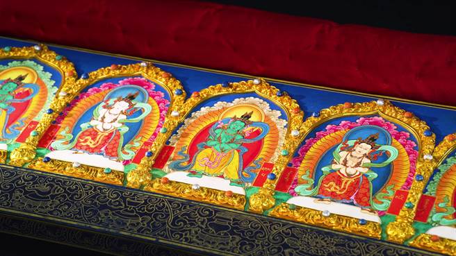 现正展出的〈龙藏经〉，亦可透过8K影片欣赏其细节。（国立故宫博物院提供）