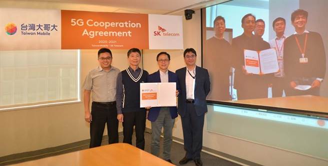 台湾大技术长郭宇泰(右二)与SK电讯资深副总裁暨基础设施业务负责人沈尚秀(视讯画面中持合约者)，透过视讯会议完成跨海签约仪式。图／台湾大提供