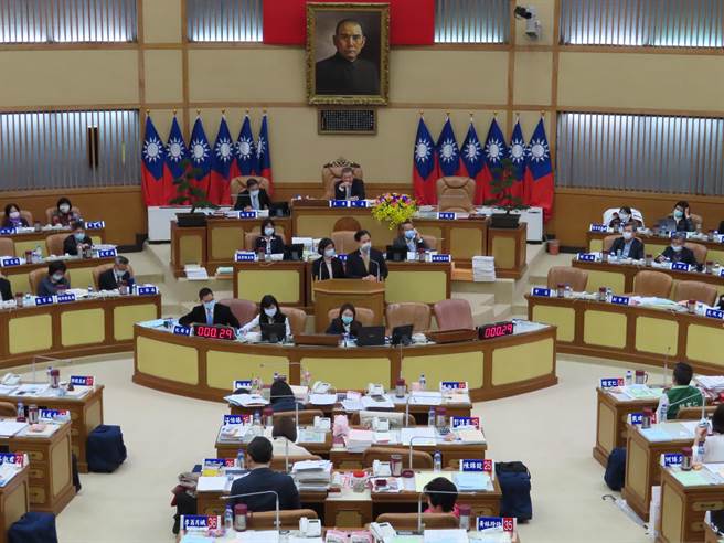 新北莱猪条例议会攻防开打 绿议员要求市长专案报告。（叶德正摄）
